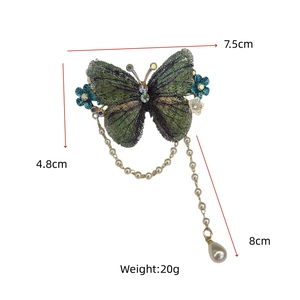 Detailansicht einer bestickten Schmetterling-Haarklammer mit Perlen und Maßen