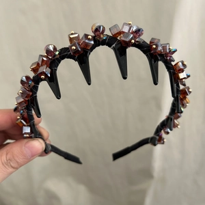 Serre-tête en cristal gris clair avec tissu noir et perles ambrées de style punk