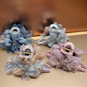 Détail de quatre grandes pinces à cheveux florales en organza avec perles de cristal