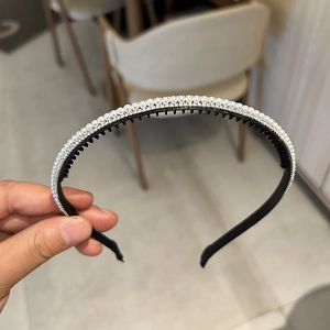 Serre-tête fin noir élégant avec strass brillants et perles blanches pour femmes stylées