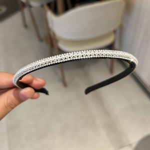 Serre-tête fin élégant avec perles blanches et strass brillants pour bijoux de tête