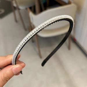 Serre-tête fin élégant avec strass brillants et perles sur une base antidérapante