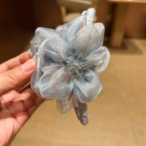 Pince à cheveux fleur en organza avec perles de cristal pour queue de cheval haute