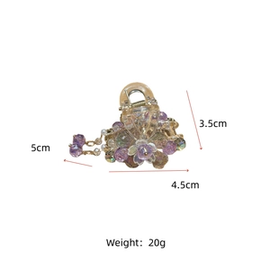 Détail de la pince à cheveux fleur en cristal violet avec dimensions 5x4,5x3,5 cm