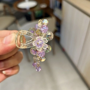 Pince à cheveux fleur en cristal violet avec perles artisanales et détail de pompon