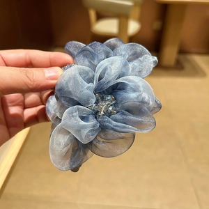 Pince à cheveux fleur en organza bleu avec cristaux pour coiffure en queue de cheval haute