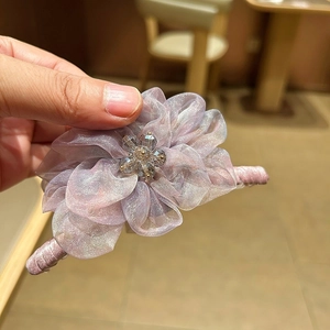 Vue détaillée de la pince à cheveux fleurie en organza violet avec perles de cristal