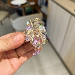 Détail d'une pince à cheveux florale faite main avec cristaux violets et perles