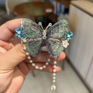 Eleganter Schmetterlings Haarclip mit Stickerei, Strasssteinen und Perlen Quasten