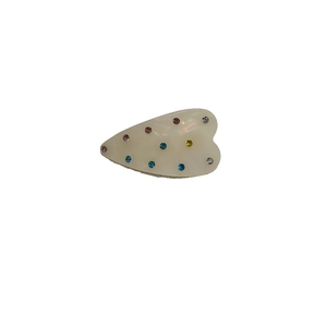 Pince à cheveux coeur crème translucide avec strass colorés sur fond blanc impeccable
