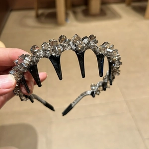 Détail du serre-tête en cristal gris clair avec peigne intérieur pour une tenue parfaite