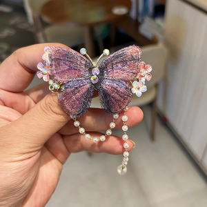 Handgefertigte Schmetterling Haarspange mit lila Stickerei und Perlenquasten auf Metall
