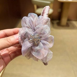 Pince à cheveux fleur en organza violet avec centre en cristal et pétales brillants