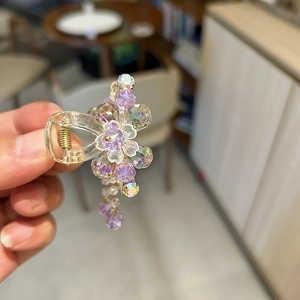 Détail de la pince à cheveux en cristal floral avec perles mauves et gland suspendu