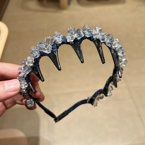 Détail d'un serre-tête en cristal gris avec peigne fin et gemmes carrées brillantes