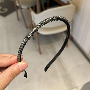 Minimalist black headband with sparkling rhinestones and non-slip inner teeth for women