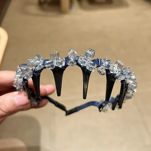 Détail d'un serre-tête en cristal gris clair avec dents antidérapantes et strass brillants