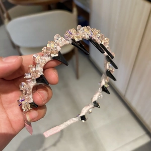 Détail d'un serre-tête en cristal rose avec peigne à dents noires pour fixation