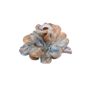 Pince à cheveux fleur en organza élégante avec pétales en maille et perles étoilées