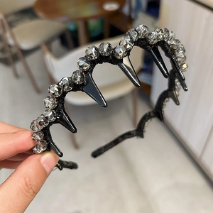 Elegant black hair hoop with multi-faceted crystal beads and non-slip comb teeth design