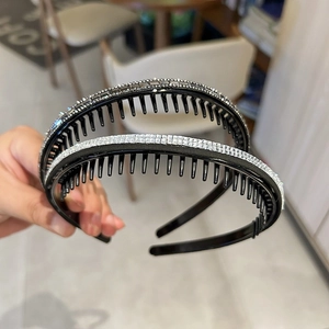 Détail de deux serre-têtes antidérapants avec strass brillants et dents de peigne