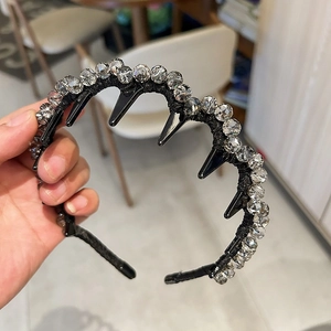 Luxurious crystal headband with anti-slip teeth and sparkling multifaceted clear beads