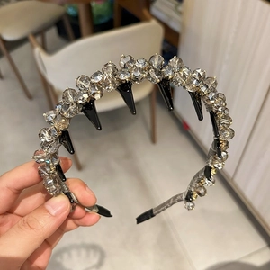 Elegant wavy headband with grey crystal beads and black claw accents for high-cranium style