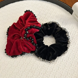 Lot de chouchous élégants en velours noir et bordeaux avec détails de perles de cristal