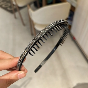 Détail d'un serre-tête antidérapant de style coréen avec peignes fins et strass gris