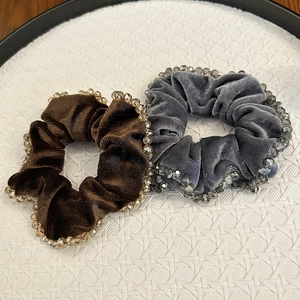 Chouchous élégants en velours avec perles de cristal en marron et gris fumé