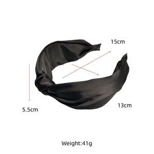 Détail montrant les dimensions du serre-tête noué en satin noir, largeur 5,5 cm et poids 41 g