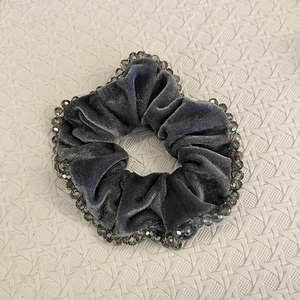 Chouchou élégant en velours gris avec bordure luxueuse en perles de cristal