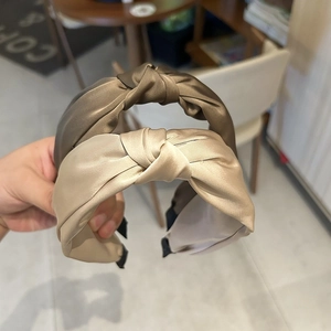 Détail de bandeaux à nœuds en satin couleur champagne et marron café soyeux