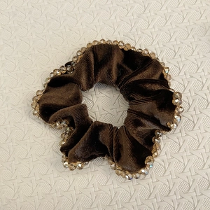 Détail du chouchou en velours marron café avec perles de cristal et design élégant rétro