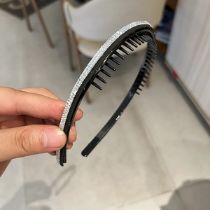 Détail des dents antidérapantes et des strass étincelants sur le serre-tête élégant