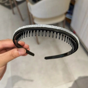 Serre-tête noir antidérapant élégant avec trois rangées de strass brillants pour femme