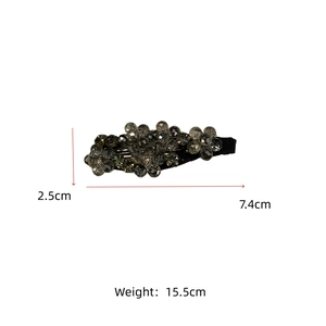 Dettaglio dimensioni del fermaglio per capelli in cristallo, lunghezza 7,4 cm e larghezza 2,5 cm