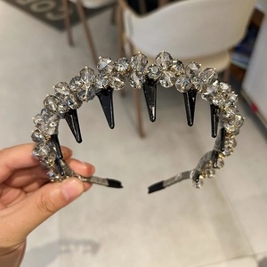 Detailed view of luxury non-slip headband featuring smoky crystal beads and inner teeth