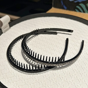 Détails des dents antidérapantes et strass sur ces serre-têtes noirs et fins