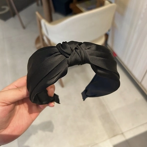 Serre-tête noué en satin noir classique pour femmes avec un design rétro minimaliste