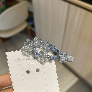 Elegante fermaglio per capelli con cristalli azzurri su cartoncino per donna
