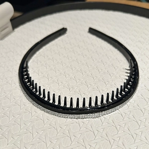 Détail du serre-tête noir avec dents antidérapantes et triple rangée de strass brillants
