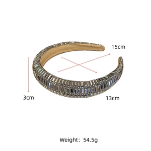 Détail du serre-tête rembourré avec strass montrant les dimensions 15x13x3cm et le poids