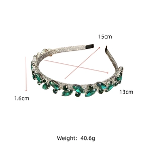 Dettaglio del cerchietto con cristalli verde smeraldo, catena argento e dimensioni