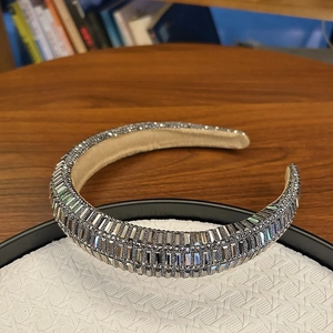 Détail d'un serre-tête large rembourré avec strass gris étincelants et doublure
