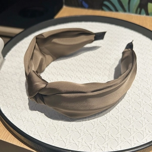 Détail d'un bandeau croisé avec texture satinée lisse et embouts de protection antidérapants