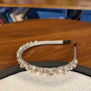 Elegante cerchietto con strass rosa e cristalli trasparenti su base in metallo argento