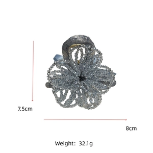 Vue détaillée de la pince à cheveux rose en cristal faite main, taille 7,5cm x 8cm, 32,1g