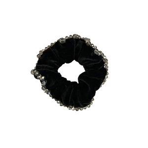 Chouchou élégant en velours noir orné de perles de cristal grises sur fond blanc pur