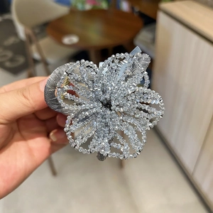 Pince à cheveux fleur rose faite main avec perles de cristal et finition argentée brillante